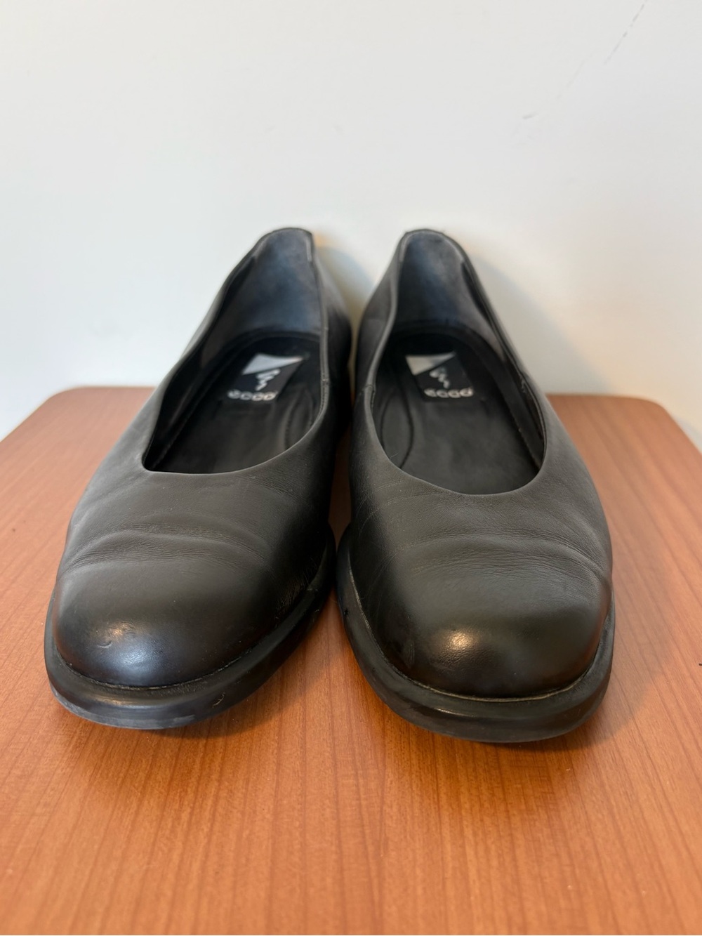 Ecco Classic Black Leather Women's Ballet Flat Loafer Shoe size 38 or 7-7.5 - Picture 2 of 10